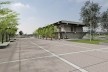 Homeless Center- “Centro de Liderança para Mulheres e Jovens” –Edson Mahfuz e Ana Paula Alcantara Gomes. Vista do edifício Comercial/Educacional desde a creche. [equipe premiada]