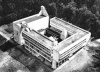 Mosteiro Dominicano de La Tourette, em Eveaux-sur-Arbresle, perto de Lyon, França, 1955/1957 – vista aérea elucidativa da composição volumétrica, remanescente de tradicional partido religioso [RAEBURN, Michael & WILSON, Victoria (ed.). Le Corbusier, Architect of the century.]