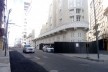 O Palace Hotel, além de colocar o elegante tapume preto, colocou o aviso em português e em inglês, pedindo desculpas pela aparência<br />Foto Volha Yermalayeva Franco 