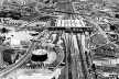 Vista aérea da Estação Intermodal Barra Funda (metrô, trem, ônibus intermunicipal, ônibus urbano), linha vermelha <br />Foto Nelson Kon / Arte Cidade 