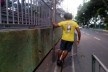 O entorno da praça Campo Grande ocupado por camarotes que fazem a calçada sumir. O circuito Osmar começa aqui<br />Foto Volha Yermalayeva Franco 