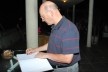 Guto Lacaz escrevendo no livro de dedicatórias da festa<br />Foto Thomas Bussius 