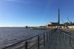 Vista da passarela para o Norte, onde estão a Usina, o restaurante e o atracadouro<br />Foto de autoria do coletivo durante a visita, julho de 2017 
