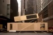 System 3 House, Oskar Leo Kaufmann e Albert Rüf, conforme projeto desenvolvido para a exposição "Home Delivery". Vista da construção da instalação em lote à oeste do MOMA<br />Richard Barnes 2008 The Museum of Modern Art 