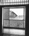 Vista dos dormitórios através da varanda, no edifício Antônio Ceppas (1946) de Jorge Moreira [Jorge Machado Moreira. Rio de Janeiro, Centro de Arquitetura e Urbanismo da Cidade do Rio ]