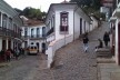 Muro de arrimo e casa fazendo a contenção do terreno da ladeira<br />Foto Abilio Guerra 