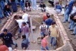  Bóveda en el campo experimental “El Laurel”. El nivel de la excavación es de 1 m bajo el nivel del terreno. Se colocan varillas en forma de arco en ambas diagonales para guiar la altura de los conos salidos de cada esquina. U. Central de Caracas, Venezue