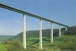 Um exemplo de esbeltez e forma simplificada de estrutura, localizada em terreno bastante acidentado, é a Ponte Kochertal em Geislingen (Alemanha) com 1.128m de comprimento. Essa estrutura mais “leve” utiliza concreto protendido, tem o tabuleiro de 31m de  [BROWN, David J. Bridges, Ed. Mitchell Beazley, London, 1996]