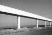 Exemplo de estrutura similar aos aquedutos, por sua característica de pouca declividade, de traçados extensos e predominantemente retos, pode ser encontrado na estrada de ferro para Trens de Alta Velocidade (TAV). É o caso da ponte ilustrada à seguir, sob [ROIG, Joan. New Bridges, Gustavo Gili, Barcelona, 1996]