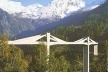 Nesta estrutura de Christian Menn, uma curiosa forma triangular formado pelos “braços” dos pilares assemelha-se com as formas dos picos nevados das montanhas ao fundo. Esses triângulos da estrutura são na verdade uma engenhosa “falsas vigas”de concreto po [BROWN, David J. Bridges, Ed. Mitchell Beazley, London, 1996]