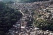 Ocupação irregular em área de preservação, Serra da Cantareira, São Paulo<br />Foto Nelson Kon 