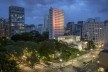 Paraler, vista aérea da esquina da intervenção, cena noturna. Regina Silveira<br />Foto Bruna Goldberger 