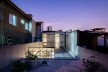 Casa Vila Matilde, terraço e dormitório, cena noturna. Terra e Tuma Arquitetos<br />Foto Pedro Kok 