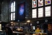 O bar dentro da Tron Kirk, em Edimburgo, Escócia<br />Foto Victor Sena 