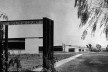 Cidade operária "Channel Heights", San Pedro, Califórnia, EUA. Entrada à vila “Bolivia Court”<br />Foto divulgação 
