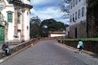 Ao lado da igreja São Francisco de Assis, rua de paralelepípedos ladeada por muros de arrimo<br />Foto Abilio Guerra 
