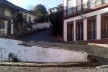 Muro de arrimo fazendo a contenção do terreno da ladeira<br />Foto Abilio Guerra 