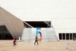Casa da Música, escadaria principal de acesso, Porto, 2005. Arquitetos Rem Koolhaas e Ellen van Loon / OMA<br />Foto Junancy Wanderley 