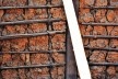 Parede externa de pau a pique com amarração em fibra vegetal, sendo que as ranhuras no barro são as marcas dos dedos do construtor anônimo, Rua Direita, Mariana MG, 2016<br />Foto Elio Moroni Filho 