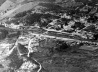 Ao fundo, Núcleo Colonial, ferrovia e páteo ferroviário Em primeiro plano, Rua do Comércio e Morro de Santo Antônio (removido), vôo sem data [Acervo do Museu de Ribeirão Pires]