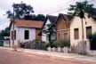Casario misto em madeira e alvenaria, com linguagem cabocla, em Xapuri, na rua Benjamin Constant,1999 [COSTA, 2002, p. 128]