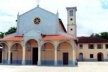 Igreja em alvenaria em Sena Madureira. Em seu interior coexistem um tênue estilo românico combinado com marajoara [Tomada da autora em 2001]