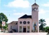Igreja católica de Tarauacá, com painel em mosaico colorido no exterior [Tomada da autora em 2001]