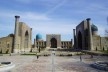 Aspecto atual do Registan. Em primeiro plano, as fontes e o piso em mosaicos florais, seguidos do coração da praça, com áreas ajardinadas e diversos pisos de revestimento. A madraça Tila-Kari está ao fundo. A madraça de Ulugbek, à esquerda e a Sher-Dor, à<br />Foto José Júlio Rodrigues Vieira 