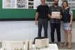 End Fernandes ladeado pelos professores da banca Patricia Ceroni Scarabelli, orientadora e coordenadora do curso, e Eduardo Francisco Balceiro<br />Foto divulgação 