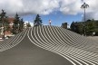 Superkillen, espaço urbano configurado por três zonas, três cores e três vizinhanças. Imagem do relevo da black zone. Neste espaço é possível correr, subir de bicicleta ou apenas obstruir a vista dos demais espaço do parque<br />Foto Ana Paula Wickert 