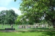 Os gramados que intermediam todos os caminhos e edificações do parque abrigando populações diversas: jovens, adultos, crianças, idosos que jogam, brincam, namoram, fazem piquenique, tocam instrumentos, lêem ou apenas contemplam as paisagens<br />Foto: Jovanka Baracuhy C. Scocuglia. 