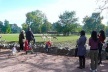 Crianças e adultos visitando e interagindo com animais no zoológico<br />Foto: Jovanka Baracuhy C. Scocuglia 