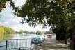 Atracadouro às margens do lago do Parc de la Tête d’Or, onde são organizados passeios no lago (de barcos e pedalins) e nos caminhos ao redor<br />Foto: Jovanka Baracuhy C. Scocuglia 