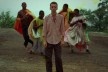 Hélio Oiticica com moradores da Mangueira vestindo seus parangolés<br />Foto divulgação  [Filme “Hélio Oiticica”, de César Oiticica Filho]