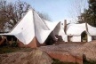 Casa com terra, Argentina. Arquiteto Claudio Caveri<br />Foto Roberto Segre 
