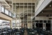 Sesc Araraquara, área externa do restaurante, 2000. Arquitetos Abrahão Sanovicz e Edson Jorge Elito<br />Foto Leonardo Finotti 