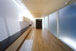 Sala de estar, com a cozina ao fundo<br />Foto Tomotsu Kuruwada 