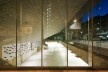 A nova Bocconi, Milão, Grafton Architects, projeto de 1999-2000, inauguração em 2008. Vista para o foyer do auditório semi-enterrado a partir da fachada da via Bligny<br />Foto Lucas Corato 