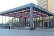 Pórtico de entrada na estação de metrô Potsdamer Platz, ao lado do centro comercial e complexo residencial projetado por Renzo Piano<br />Foto Marcos Sardá Vieira, ago. 2016 