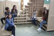 Exemplificando a área de convivência. O plano horizontal à direita serve como cama na hora de dormir<br />Foto Maria Isabel Imbronito 