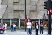 Pessoas aguardando a liberação da faixa de pedestres, São Paulo<br />Foto Abilio Guerra 