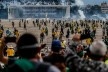 Manifestantes na praça dos Três Poderes durante os ataques de 8 de janeiro de 2023<br />Foto Gabriela Biló  [Folhapress]