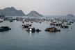 Cat Ba, barcos e casas flutuantes em frente à cidade <br />Foto Lucia Maria Borges de Oliveira 