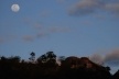 Rocha mirante com a inscrição luminosa Santa Cruz<br />Foto Fabio Lima 