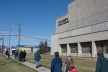 Grupo passando ao lado da igreja de São Lucas. Tour por Brentwood, AB, Canadá<br />Foto Octavio Lacombe 
