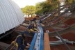 Fundação Darcy Ribeiro. Colocação da calha de águas pluviais do Beijódromo. Instituto Brasileiro de Tecnologia do Habitat, Arquiteto João Filgueiras Lima, Lelé. Brasília DF, Brasil, 2010