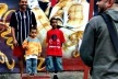 Iatã Canabrava fotografando na rua<br />Foto Talita Virginia 