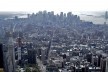 Vista aérea da cidade de Nova York, Estados Unidos. Arranha-céus do Distrito Financeiro ao fundo. Foto tirada a partir do Edifício Empire State, abr. 2008<br />Foto Francisco Alves 