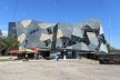 Uma das fachadas da Federation Square. <br />Foto Gabriela Celani. 