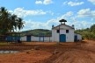 Capela de Nossa Senhora do Rosário, cruzeiro de madeira e muro do cemitério lateral, Arraial da Barra, Goiás Velho GO, 2014<br />Foto Elio Moroni Filho 